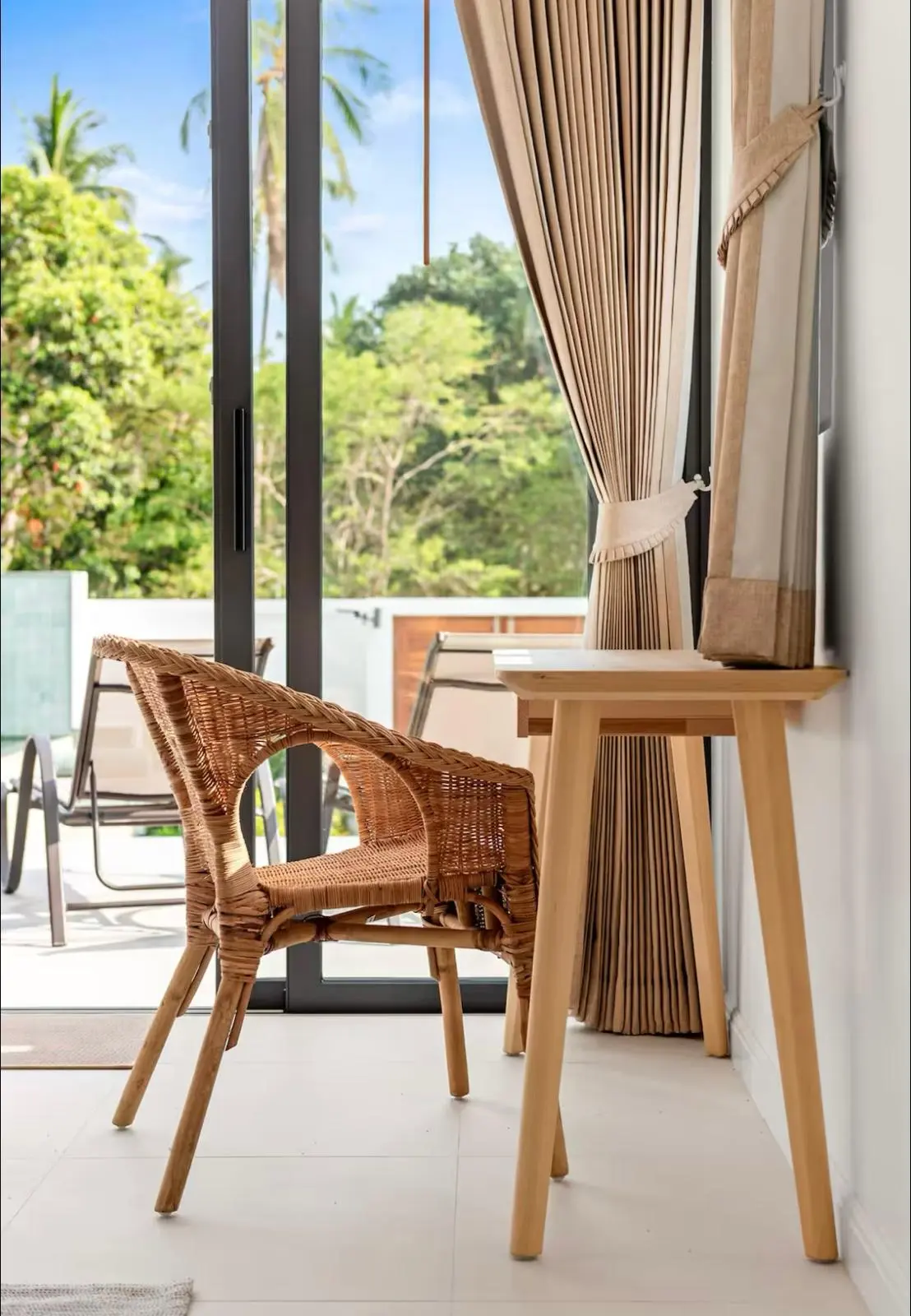 3-bedroom villa for long-term rent in Maenam, Koh Samui.